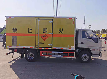 五龙口镇爆破器材运输车